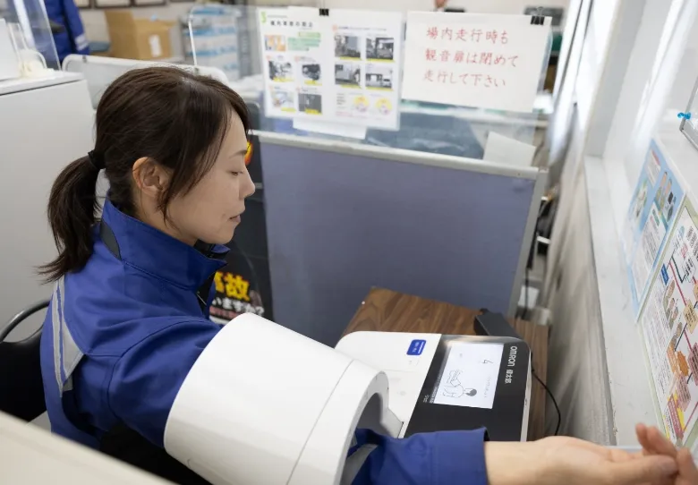 血圧測定器を設置しており、出社をしたら毎日測定するのがルール。毎日の健康チェックにご活用いただけます。 