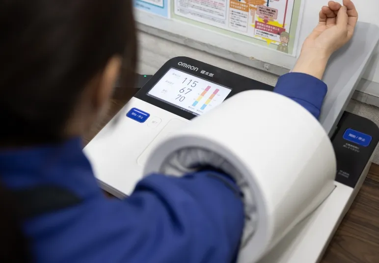 乗車前・後には検知器によるアルコールチェックを行ないます。