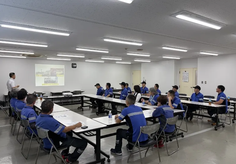 交通事故分析の専門家から事故事例等の説明と解説を直接指導して頂いています。
