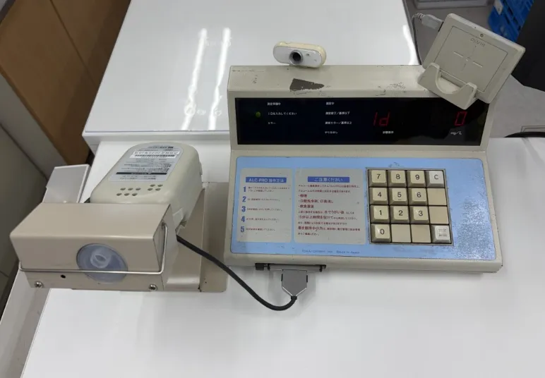 アルコール検知器には免許証リーダーがついており、免許証の有効期限切れや、免許証不携帯を防止します。 